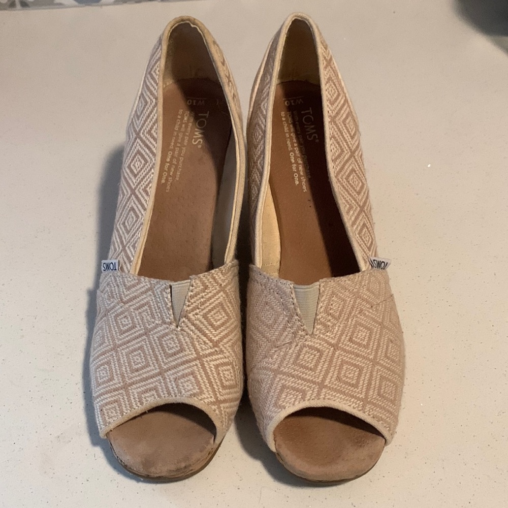 Toms wedges.